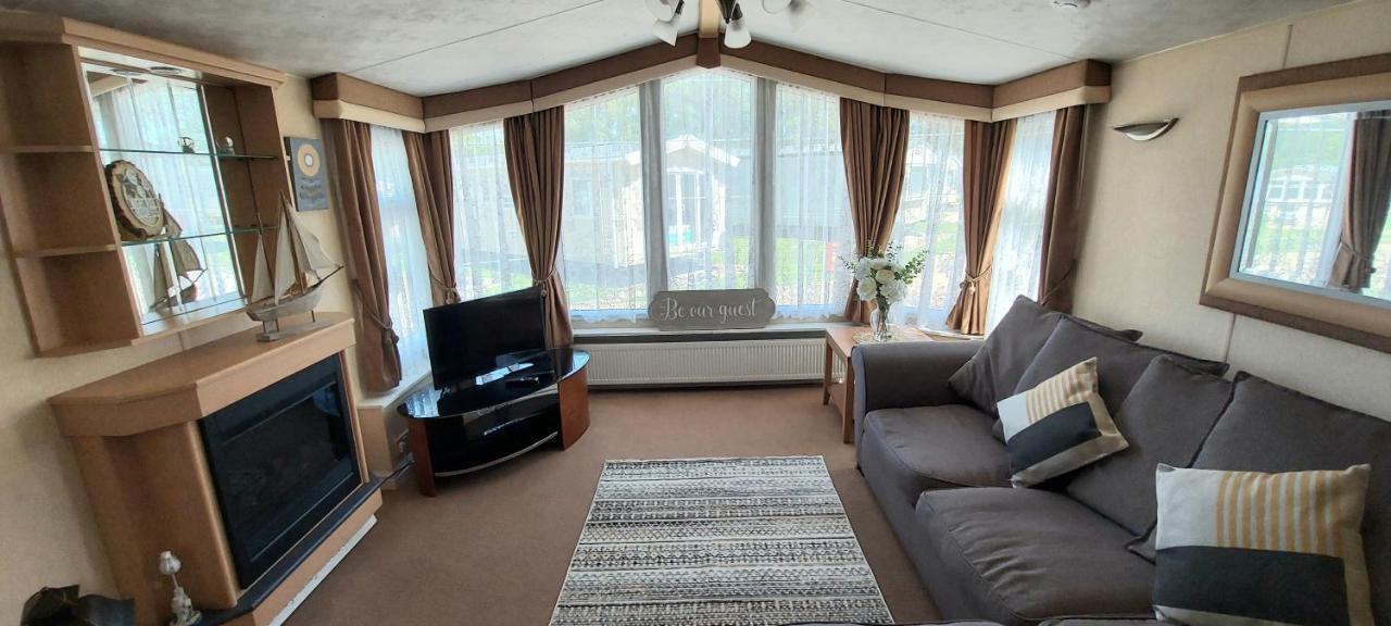 A Fashionable Caravan In A Peaceful Seaside Town Sandown Exterior photo